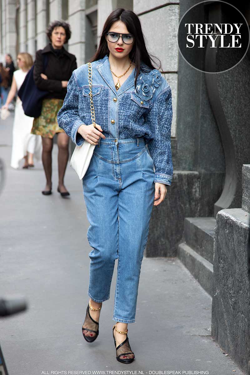 historisch Stoffelijk overschot Bij Modetrends 2020. Jaren '80 spijkerbroeken. Wortelvormige jeans?