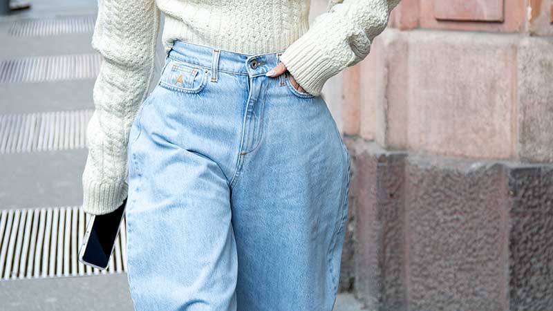 historisch Stoffelijk overschot Bij Modetrends 2020. Jaren '80 spijkerbroeken. Wortelvormige jeans?