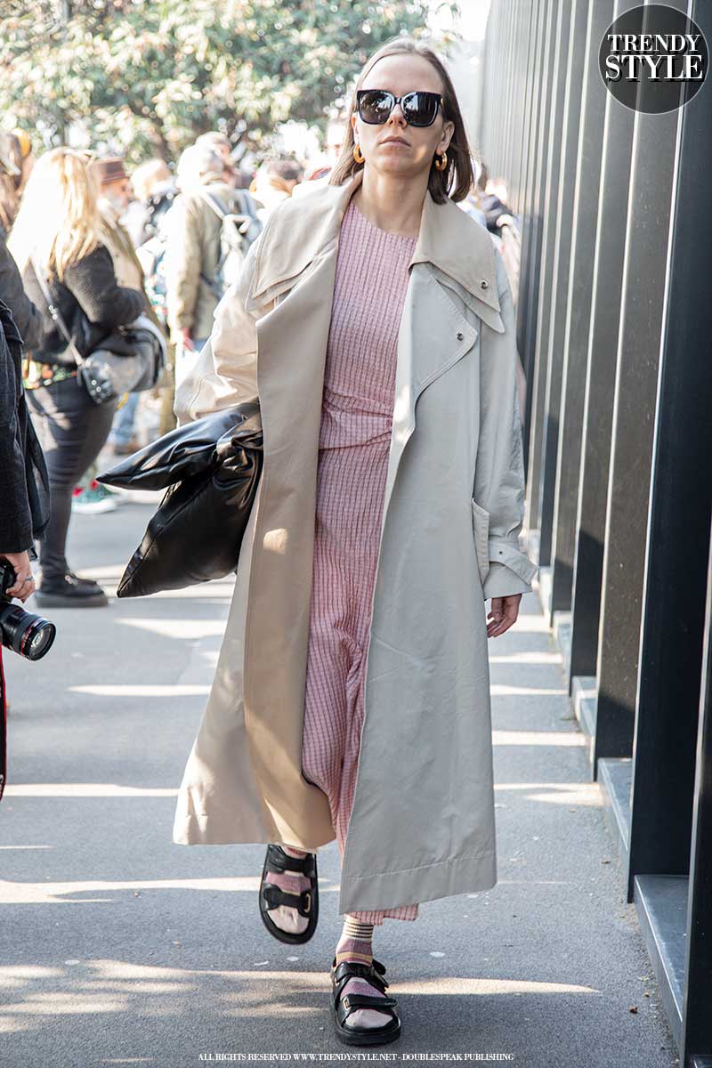 Streetstyle mode zomer 2020. Modetrend: lange trench coats