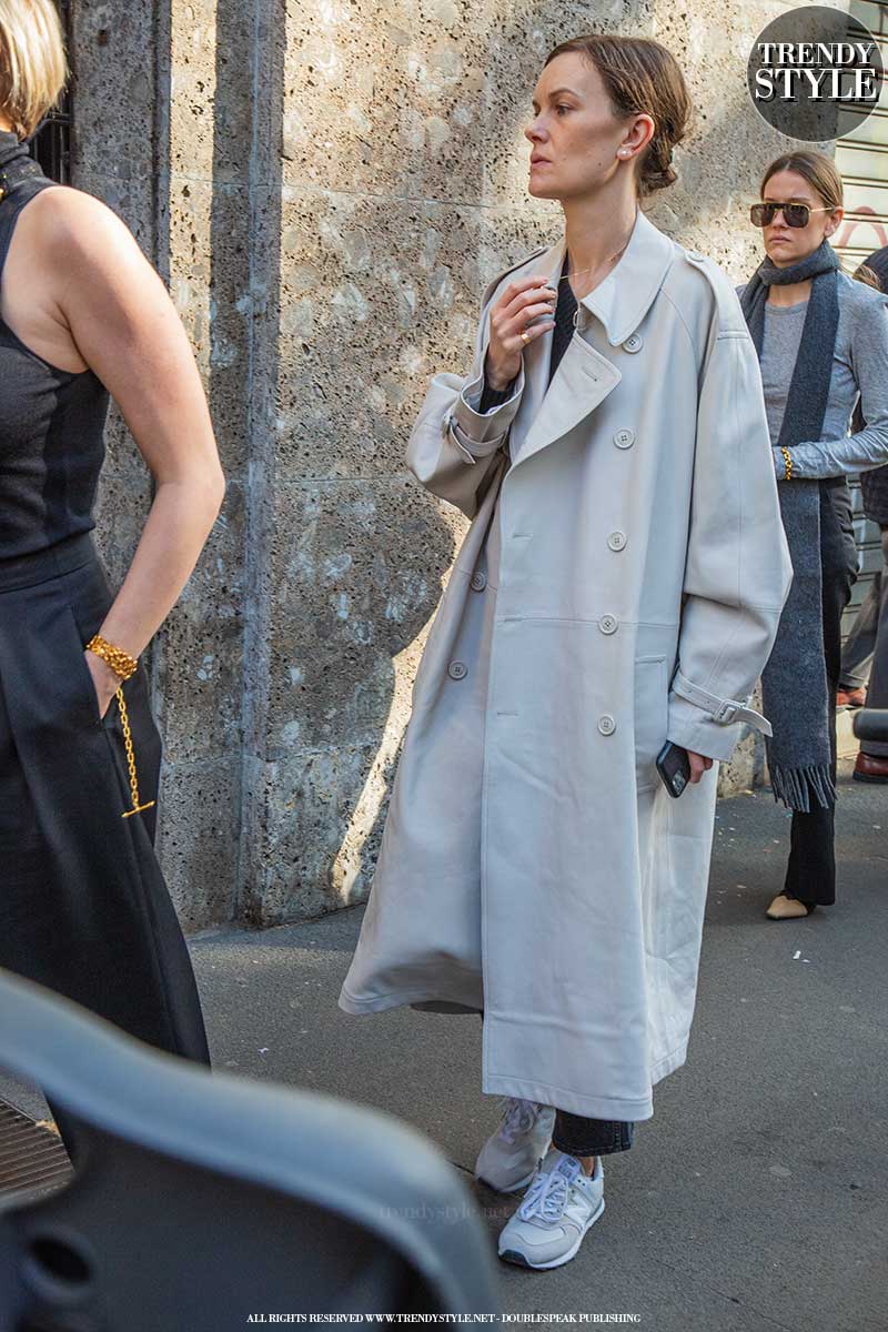 Streetstyle mode zomer 2020. Modetrend: lange trench coats