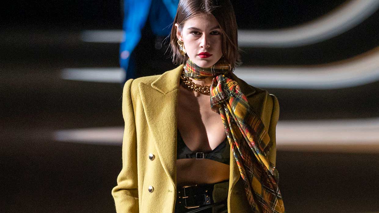 Modetrends winter 2020 2021. Lingerie als outerwear. Van beha's tot wollen chill pakjes! 