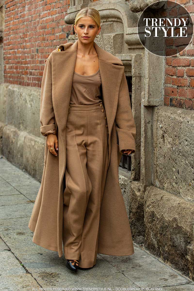 Streetstyle mode herfst winter 2020 2021. Broekpakken, lange blazers en roesjes. Streetstyle bij Max Mara