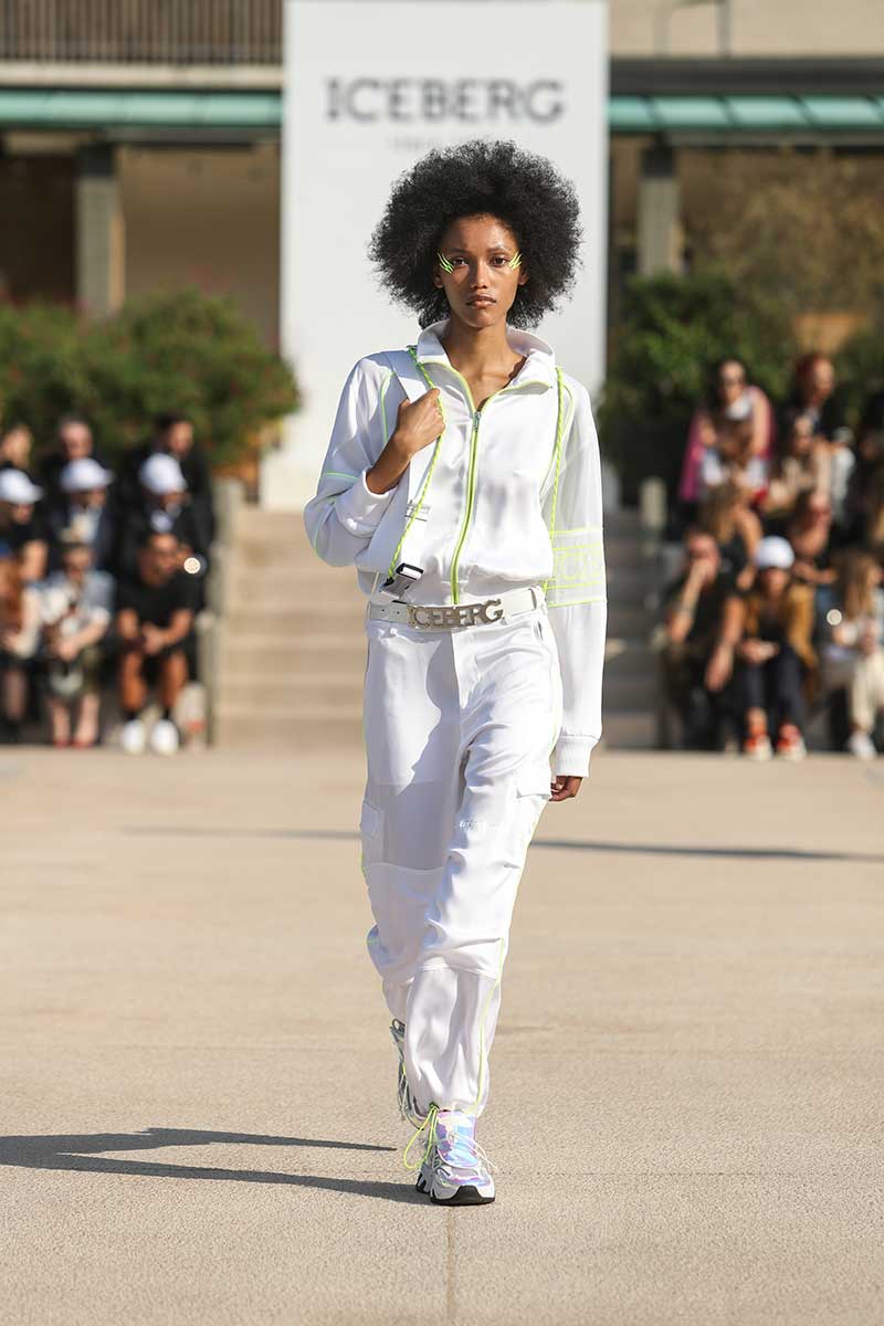 Modetrends zomer 2020. Wit is de (niet)kleur bij uitstek. Total white modelooks