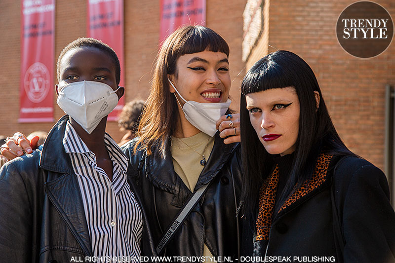 Milan Fashion Week winter 2021 2022. Modellen off-duty. Streetstyle