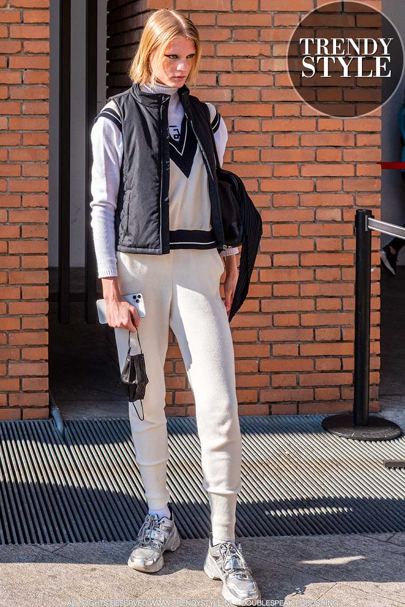 Milan Fashion Week winter 2021 2022. Modellen off-duty. Streetstyle