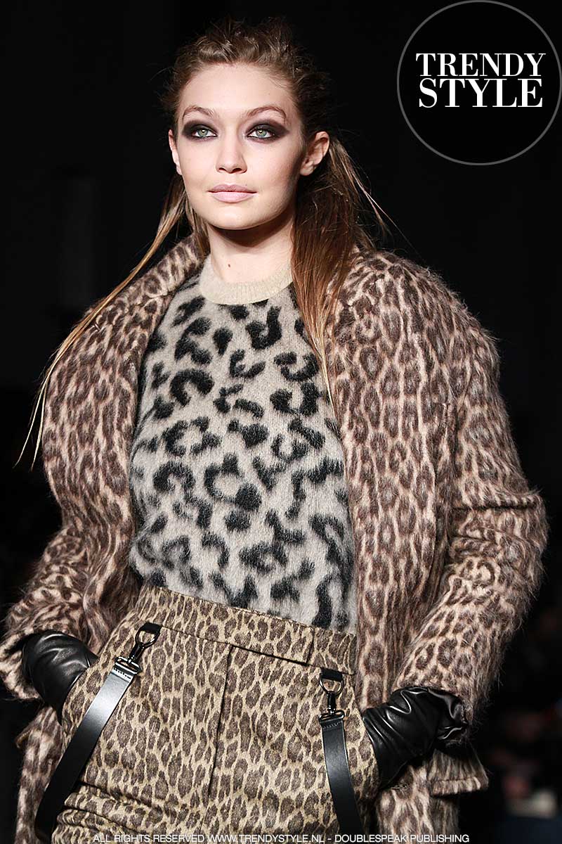 Gigi Hadid op de catwalk van Max Mara herfst winter 2018 2019. Ph. Mauro Pilotto