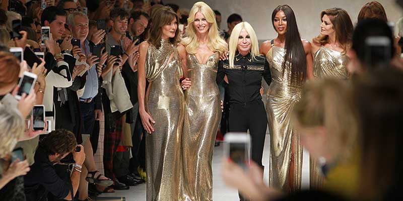 De Super Models van toen op de catwalk van Versace zomer 2018. Van links naar rechts: Helena Christensen, Claudia Schiffer, Donatella Versace, Naomi Campbell, Cindy Crawford, Carla Bruni