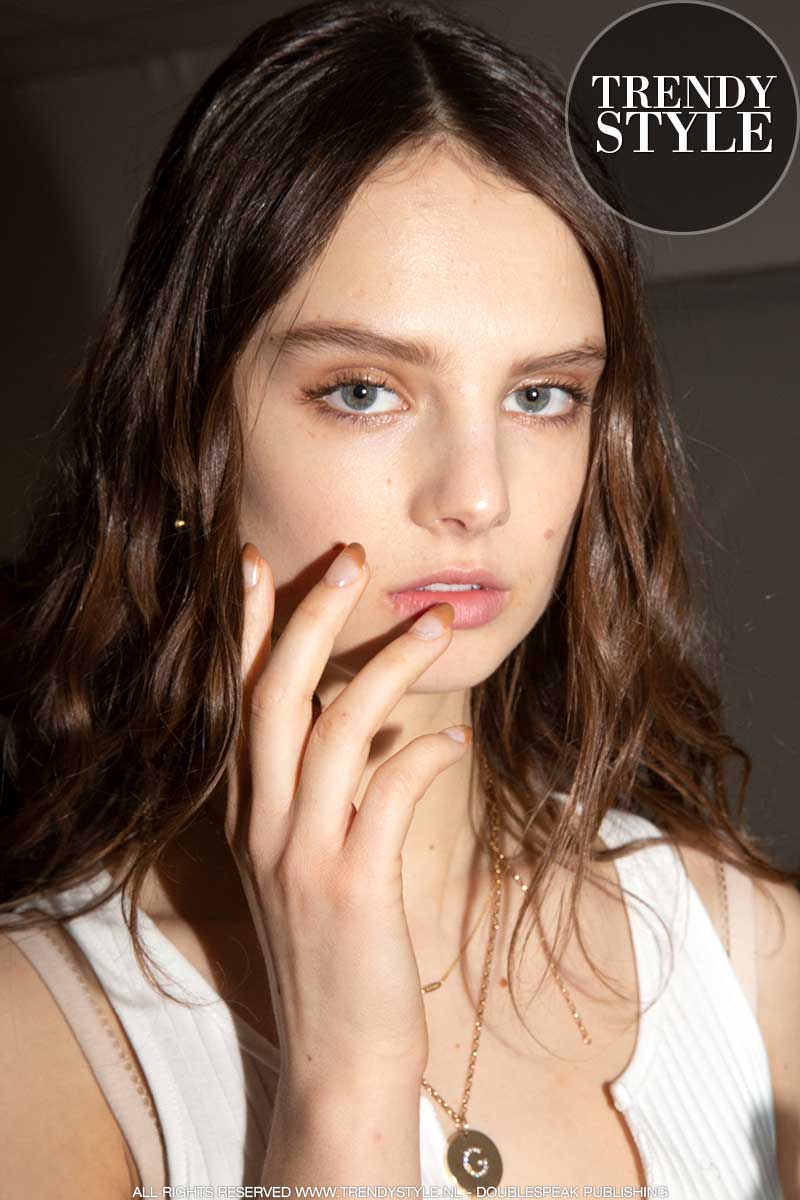 Nagellak trends lente zomer 2020. French manicure met karamelkleurig randje