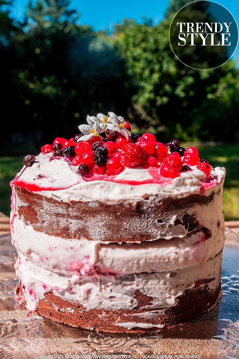 Naked cake met mascarponecrème en bosvruchten