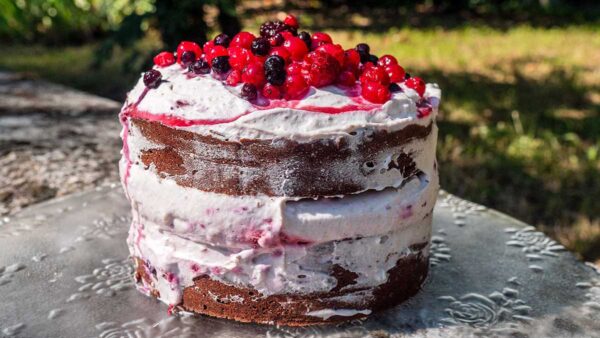 Naked cake met mascarponecrème en bosvruchten