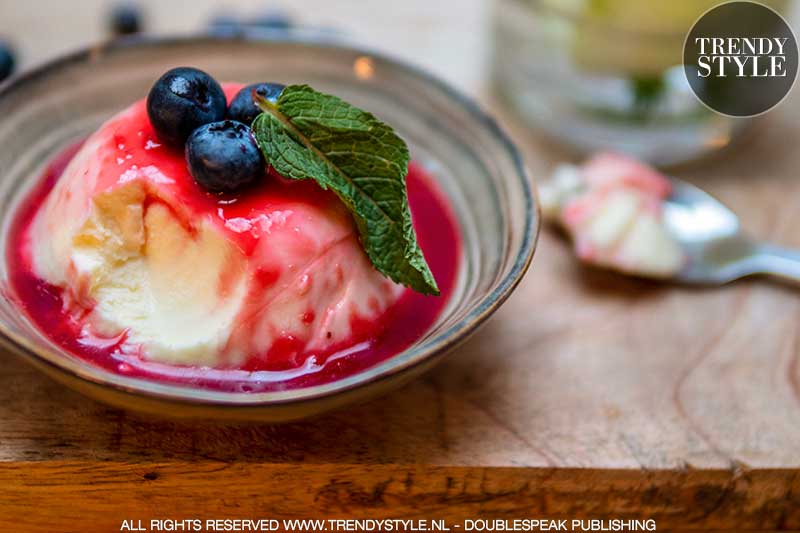 Valentijnsrecept. Panna cotta met frambozencoulis. Foto: Charlotte Mesman