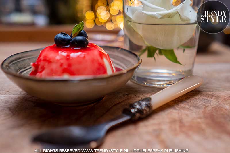 Valentijnsrecept. Panna cotta met frambozencoulis. Foto: Charlotte Mesman