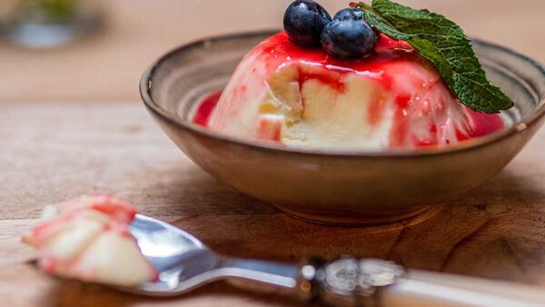 Valentijnsrecept. Panna cotta met frambozencoulis. Foto: Charlotte Mesman