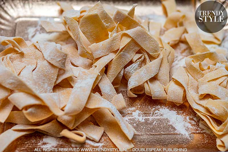 Italiaanse pasta recepten. Verse pappardelle met zwarte truffel saus