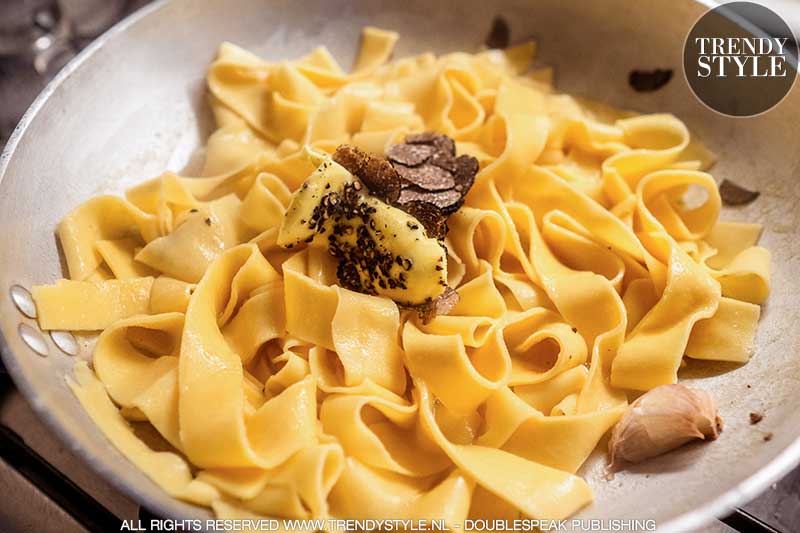 Italiaanse pasta recepten. Verse pappardelle met zwarte truffel saus