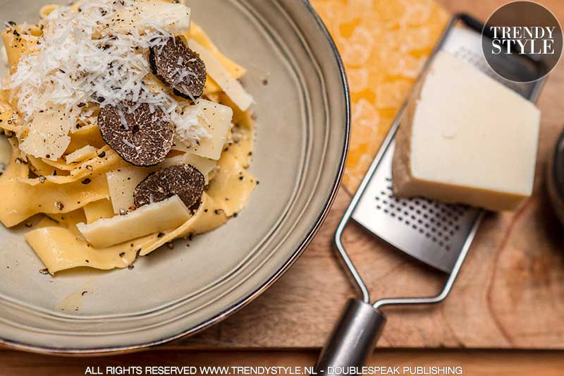 Italiaanse pasta recepten. Verse pappardelle met zwarte truffel saus