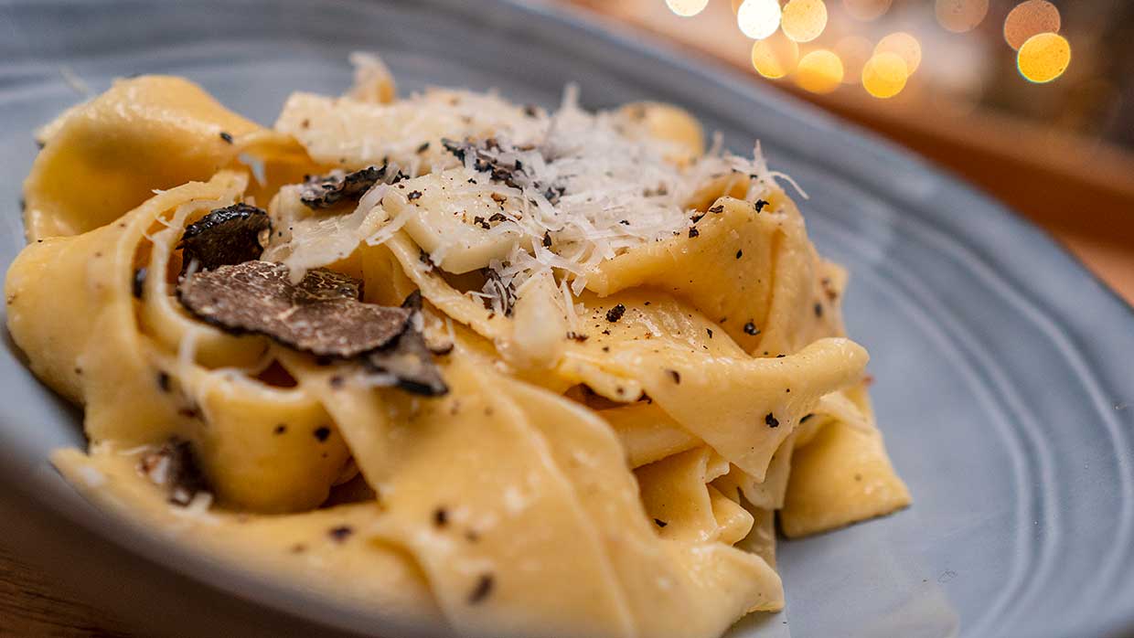 Italiaanse pasta recepten. Verse pappardelle met zwarte truffel saus