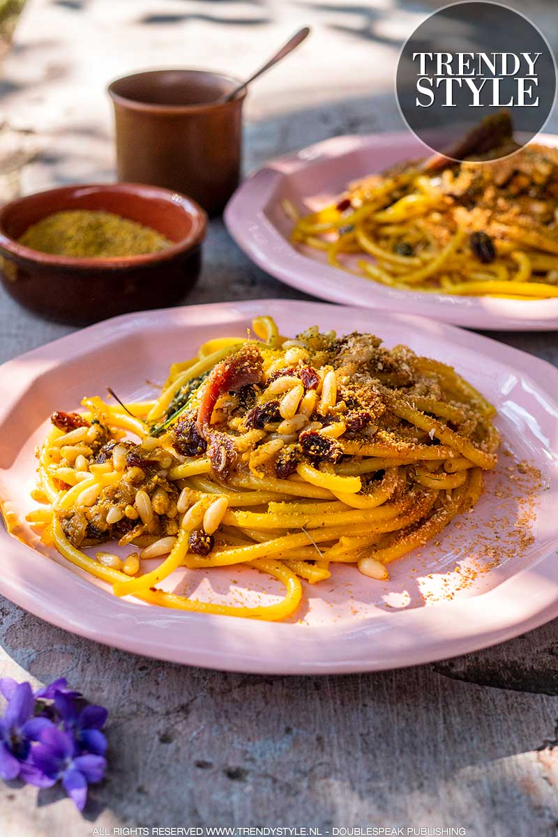 Bucatini pasta met ansjovis, venkelkruid, pijnboompitten en krentjes. Foto: Charlotte Mesman