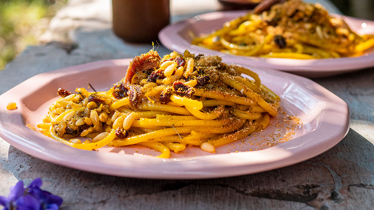 Bucatini pasta met ansjovis, venkelkruid, pijnboompitten en krentjes. Foto: Charlotte Mesman