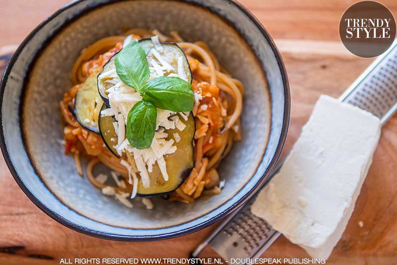 Pasta met aubergine, verse tomaten en gezouten ricotta