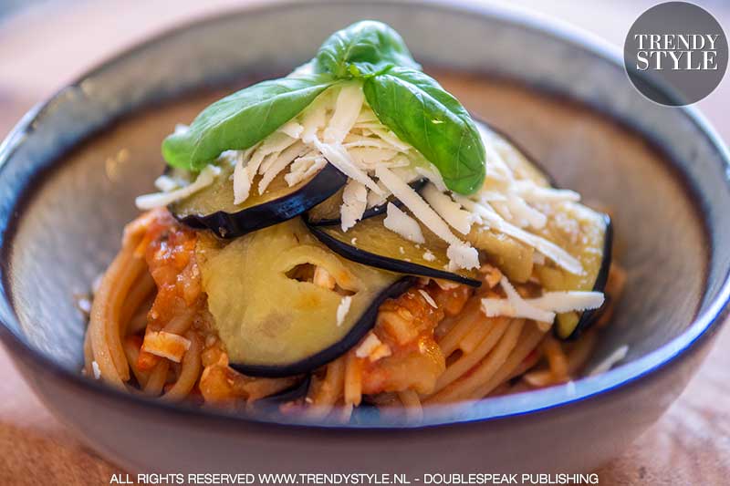 Pasta met aubergine, verse tomaten en gezouten ricotta