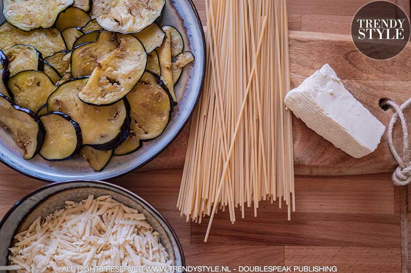 Pasta met aubergine, verse tomaten en gezouten ricotta