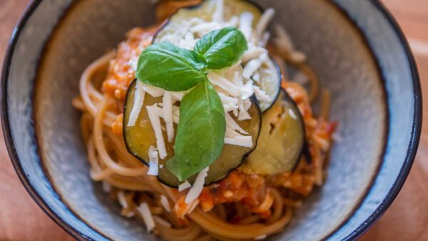 Pasta met aubergine, verse tomaten en gezouten ricotta