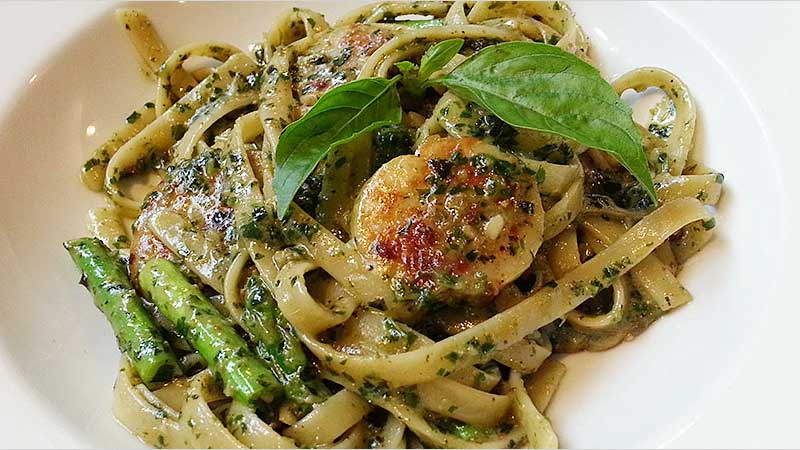Fettuccine (pasta) met pestosaus, Sint-jacobsschelpen en groene asperges