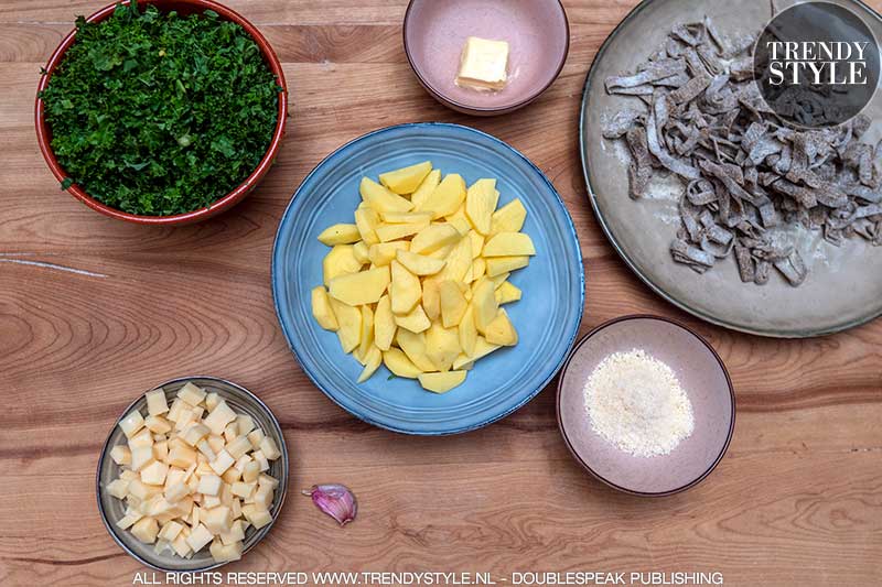 Pizzoccheri alla valtellinese. Boekweitpasta met savooiekool, aardappel en kaas