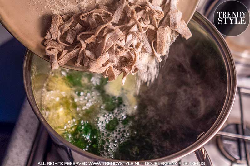 Pizzoccheri alla valtellinese. Boekweitpasta met savooiekool, aardappel en kaas