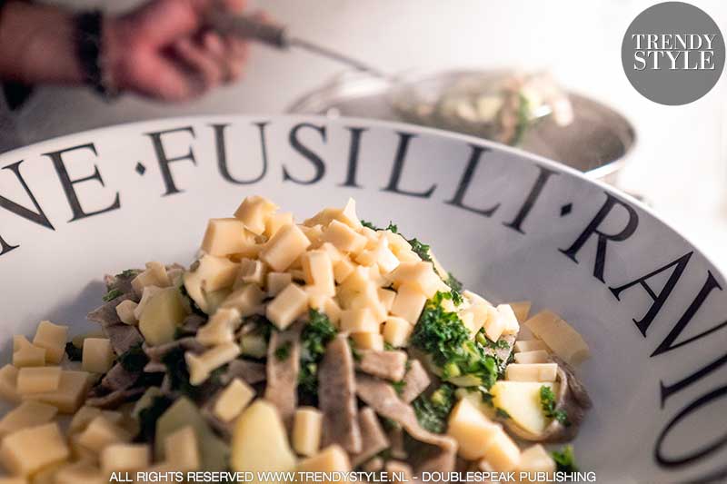 Pizzoccheri alla valtellinese. Boekweitpasta met savooiekool, aardappel en kaas