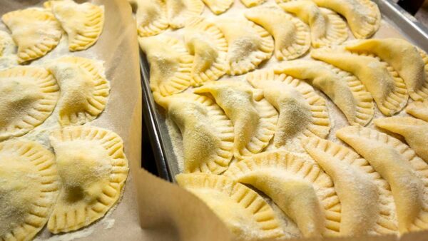 Zelf pasta maken. Ravioli met rucola en fetakaas