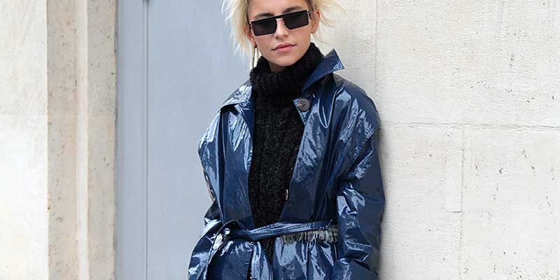 Blogger Caro Daur in blauwe regenjas