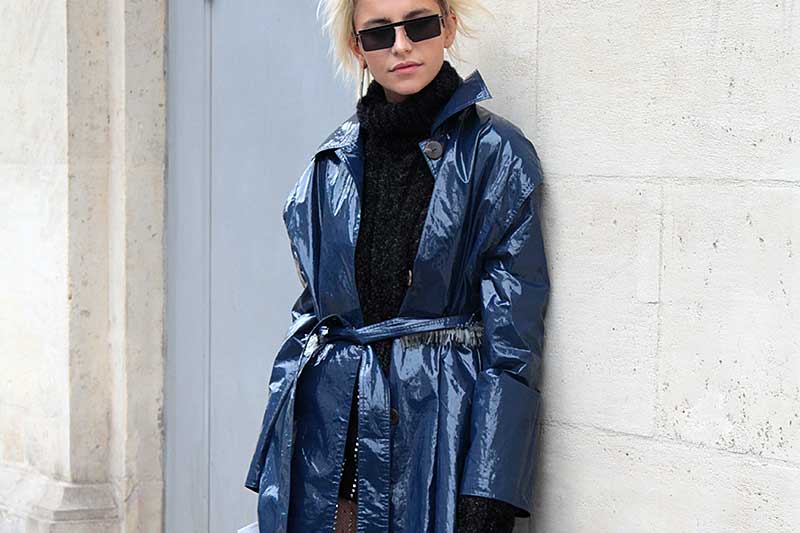 Blogger Caro Daur in blauwe regenjas