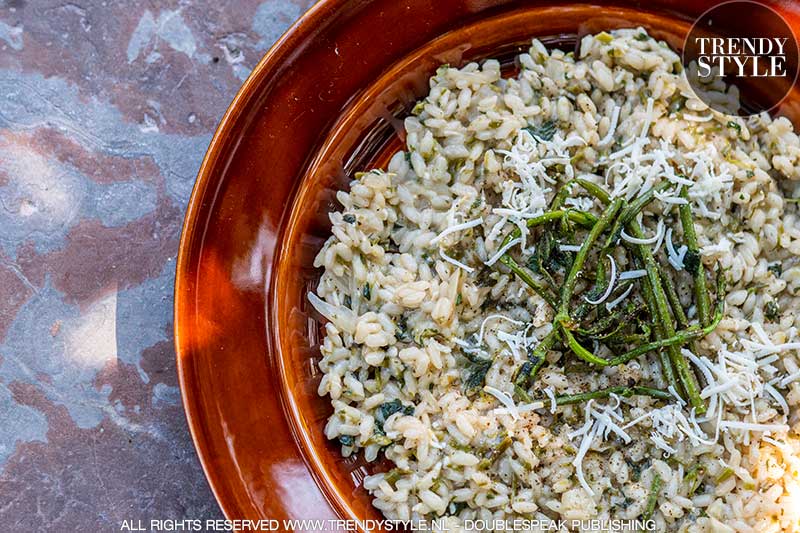 Risotto met hopscheuten en brandnetel. Foto: Charlotte Mesman