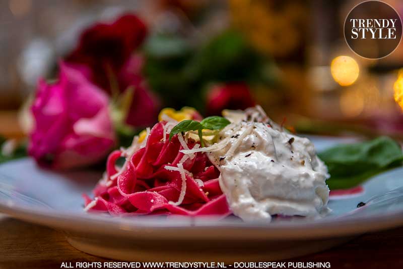 Valentijnsrecept. Rode tagliatelle met saffraanroomsaus en mini burrata