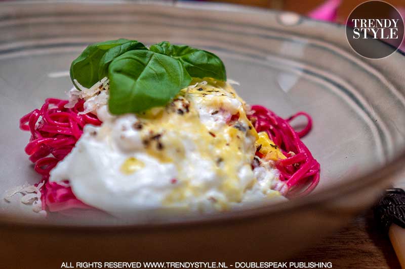 Valentijnsrecept. Rode tagliatelle met saffraanroomsaus en mini burrata