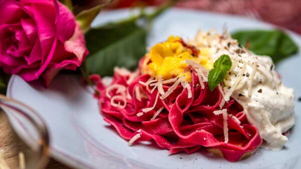 Valentijnsrecept. Rode tagliatelle met saffraanroomsaus en mini burrata