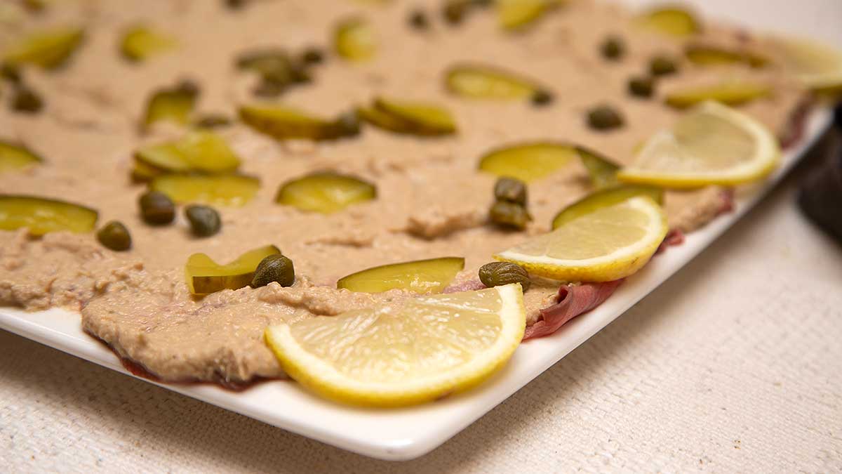 Vitello tonnato. Kalfsvlees met frisse tonijnsaus voor bij het aperitief of als zomerdiner