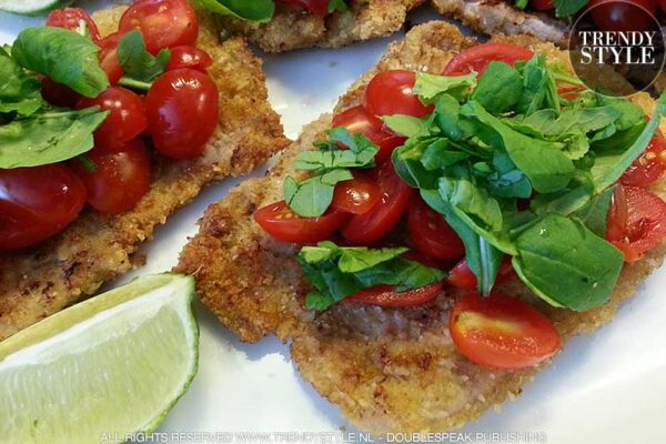 Schnitzel met cherry tomaatjes en rucola