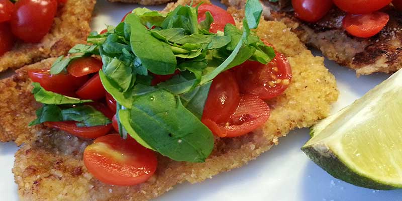 Schnitzel met cherry tomaatjes en rucola