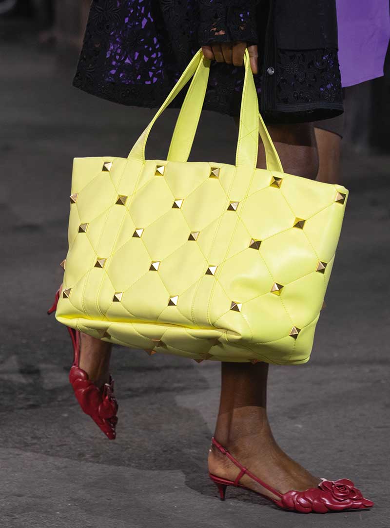 Schoenentrends lente zomer 2021. Ze zijn er weer: pittige slingbacks met rockstuds! Photo: courtesy of Valentino