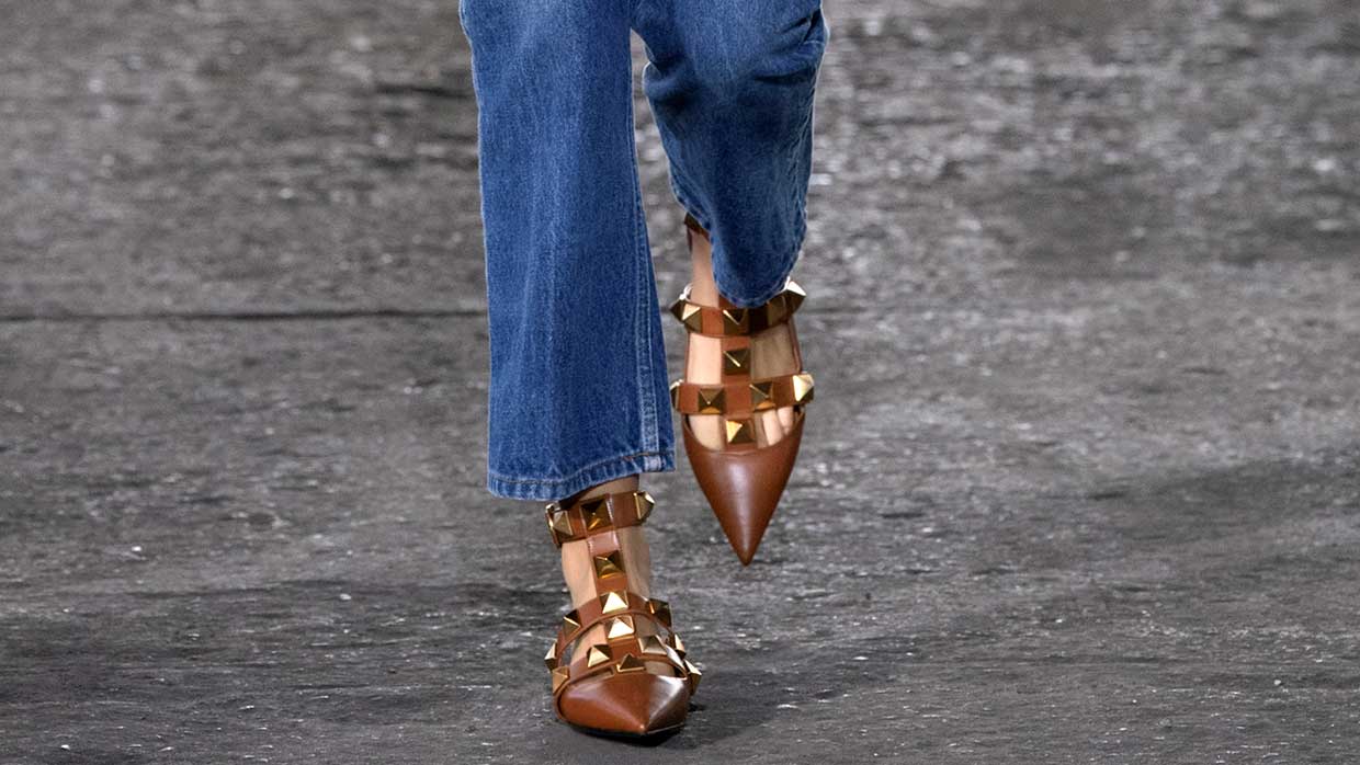 Schoenentrends lente zomer 2021. Ze zijn er weer: pittige slingbacks met rockstuds! Photo: courtesy of Valentino