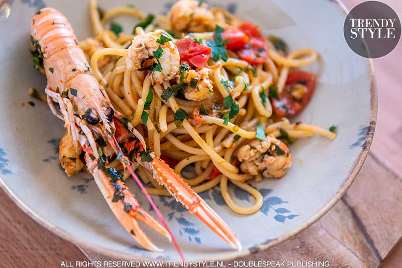 Spaghetti met langoustines en burrata