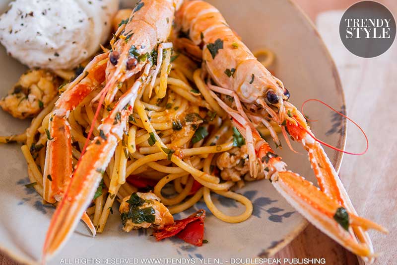 Spaghetti met langoustines en burrata