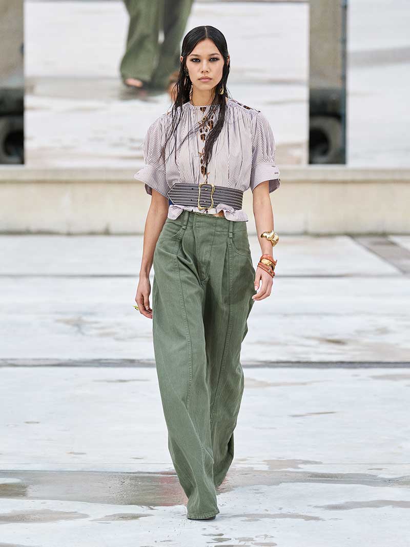 Spijkerbroeken trends lente zomer 2021. Modeshow: Chloé. Photo: courtesy of Chloé