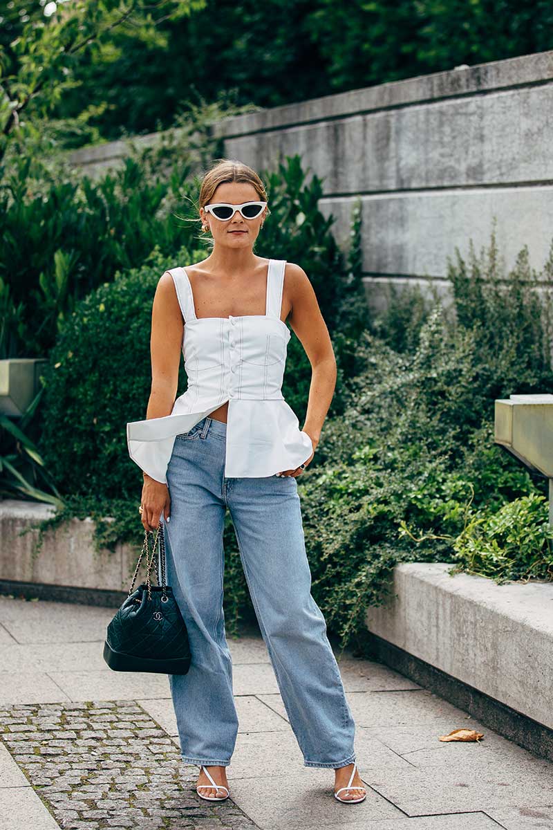 Streetstyle mode zomer 2020. Jaren '80 spijkerbroeken. Foto: Copenhagen Fashion Week