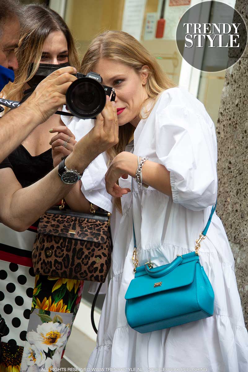 Streetstyle mode bij de Dolce & Gabbana zomer 2022 fashion show