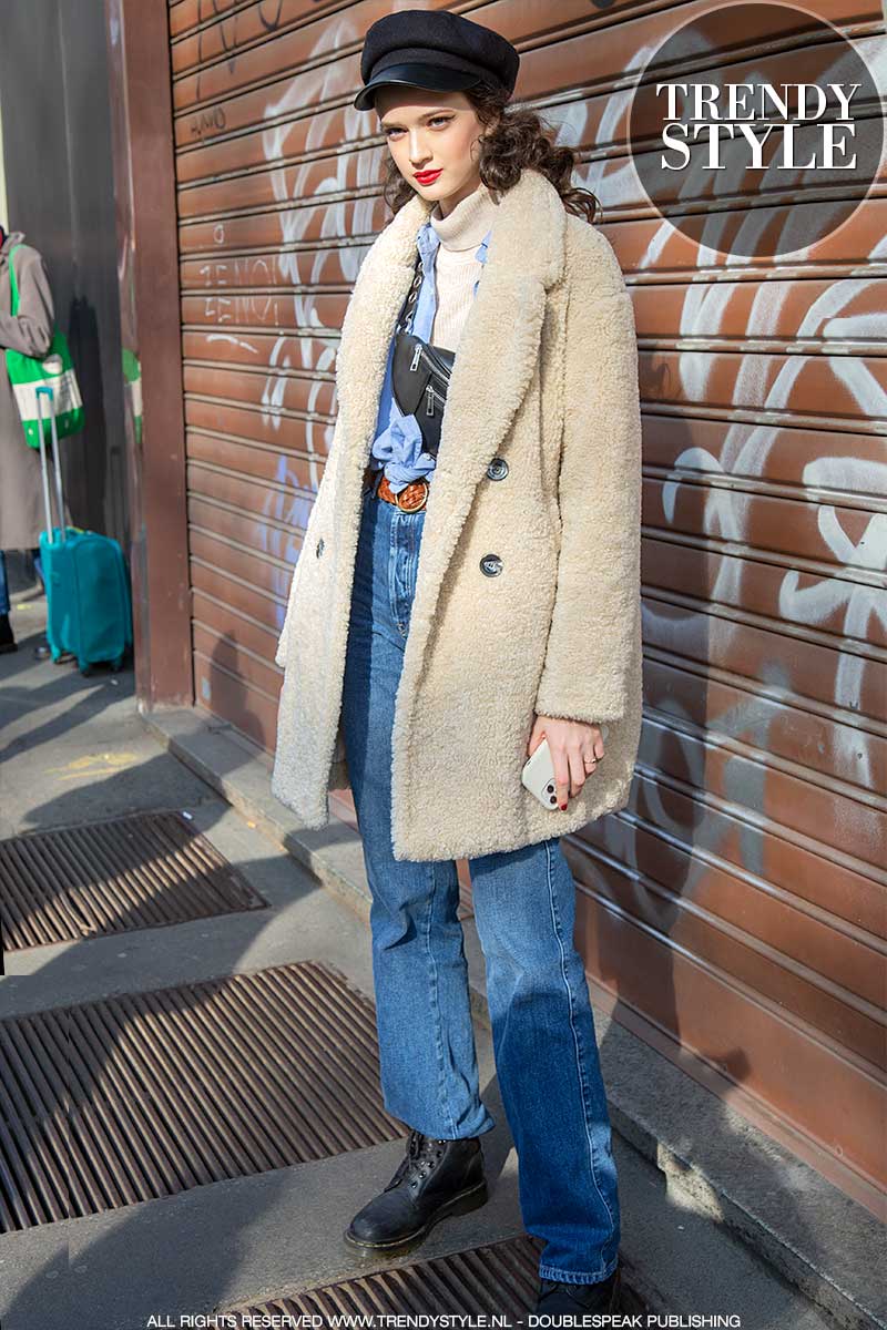 Streetstyle mode en trends 2020. Fashion modellen in teddy coats en lammy's