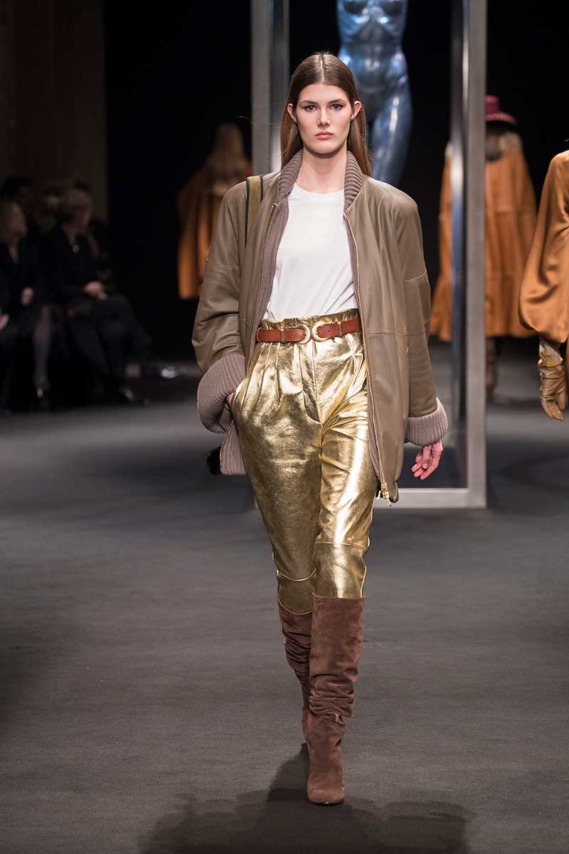 Street style mode vrouw herfst winter 2018 2019. Goud, zilver en glitter